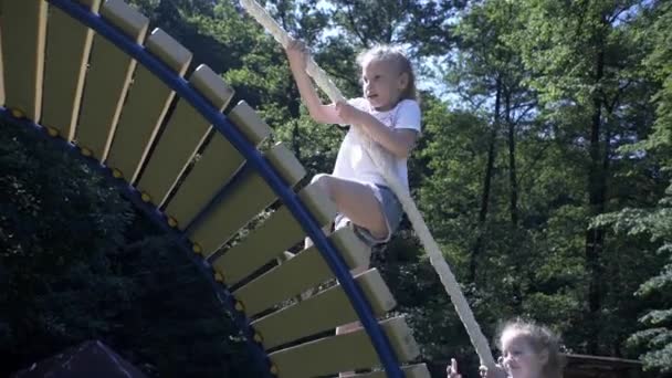 Meninas Passeio Baloiços Slides Infantis Carrosséis Parque Infantil — Vídeo de Stock