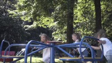 Kızlar salıncaklara, çocuk slaytlarına, atlıkarıncalara, çocuk parkına biner.