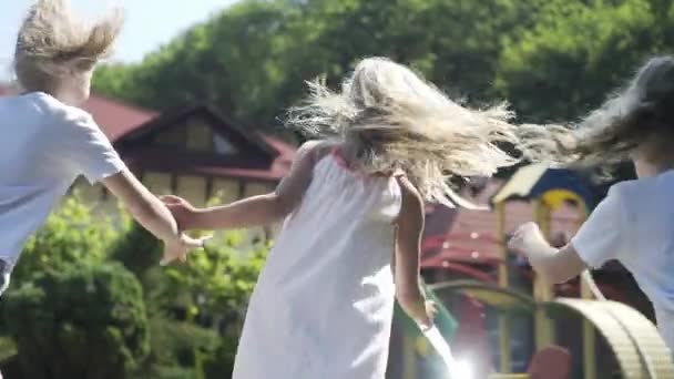Kızlar Salıncaklara Çocuk Slaytlarına Atlıkarıncalara Çocuk Parkına Biner — Stok video