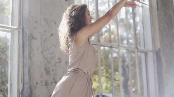 Mujer Con Pelo Largo Bailando Danza Moderna Estilo Libre Contemporáneo — Vídeos de Stock