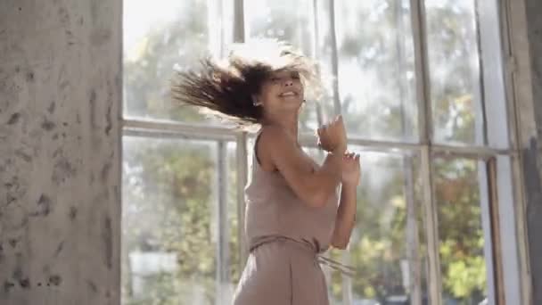 Mulher Com Cabelo Comprido Dançando Dança Moderna Estilo Livre Contemporâneo — Vídeo de Stock