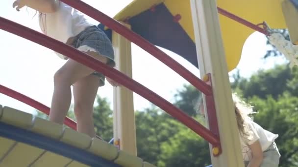 Meninas Passeio Baloiços Slides Infantis Carrosséis Parque Infantil — Vídeo de Stock