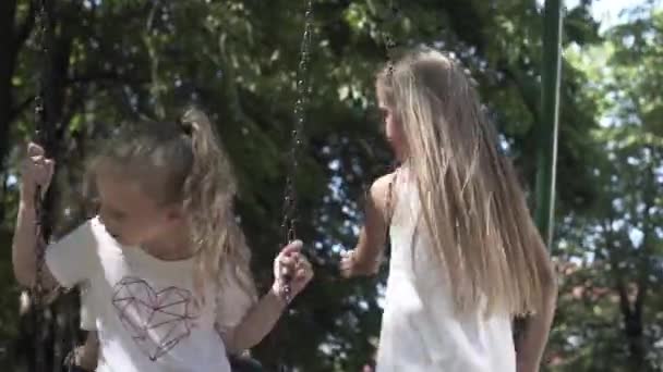 Κορίτσια Καβαλάνε Κούνιες Τσουλήθρες Καρουζέλ Στην Παιδική Χαρά — Αρχείο Βίντεο