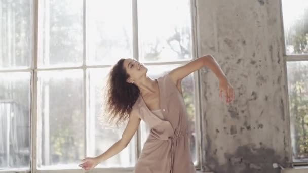 Mujer Con Pelo Largo Bailando Danza Moderna Estilo Libre Contemporáneo — Vídeos de Stock