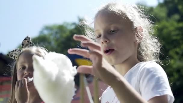 Mädchen Essen Zuckerwatte Auf Dem Spielplatz — Stockvideo