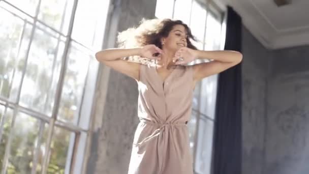 Γυναίκα Μακριά Μαλλιά Χορεύει Μοντέρνο Χορό Σύγχρονο Ελεύθερο Στυλ Καυκάσια — Αρχείο Βίντεο