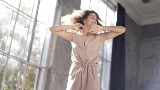 Mujer Con Pelo Largo Bailando Danza Moderna Estilo Libre Contemporáneo — Vídeos de Stock