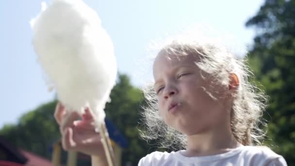 Mädchen Essen Zuckerwatte Auf Dem Spielplatz — Stockvideo