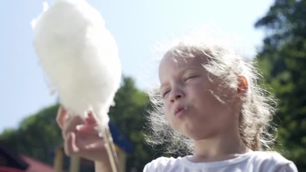 Meisjes Eten Suikerspin Speelplaats — Stockvideo