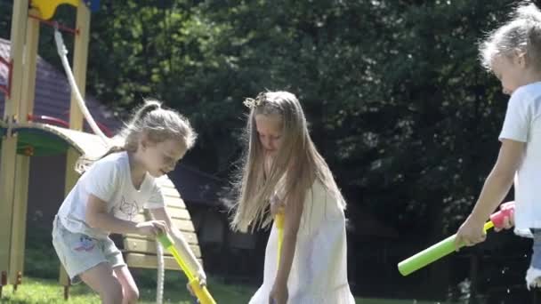 Les Enfants Jouent Différents Jeux Extérieur Les Enfants Amusent Ensemble — Video