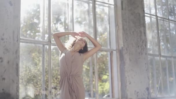 Жінка Довгим Волоссям Танцює Сучасний Танець Сучасний Фристайл Кавказька Дівчинка — стокове відео