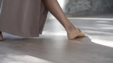 Uzun saçlı, modern dansçı kadın. Çağdaş serbest stil. Stüdyoda büyük camlı beyaz bir kız dans ediyor. Seksi kız dans hareketleri yapıyor..