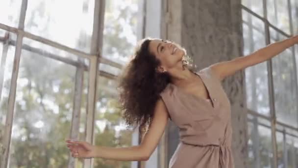 Mujer Con Pelo Largo Bailando Danza Moderna Estilo Libre Contemporáneo — Vídeos de Stock