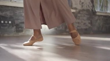 Uzun saçlı, modern dansçı kadın. Çağdaş serbest stil. Stüdyoda büyük camlı beyaz bir kız dans ediyor. Seksi kız dans hareketleri yapıyor..