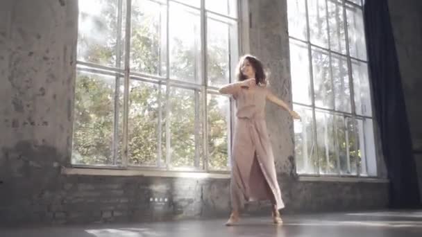 Uzun Saçlı Modern Dansçı Kadın Çağdaş Serbest Stil Stüdyoda Büyük — Stok video