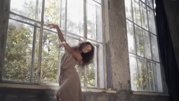 Hosszú Hajú Modern Tánccal Kortárs Freestyle Fehér Lány Táncol Stúdióban — Stock videók