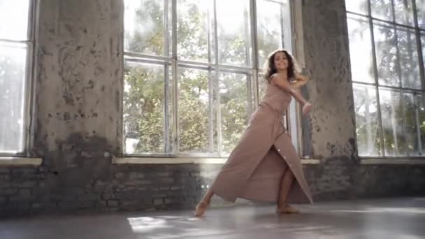 长发女子跳现代舞 当代自由泳 白人女孩在有大窗户的工作室里跳舞 性感的女孩会跳舞步 — 图库视频影像