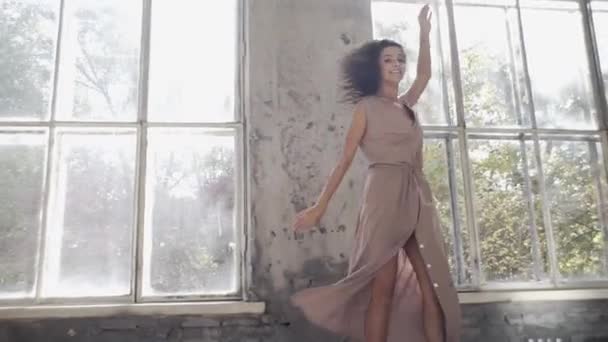 Uzun Saçlı Modern Dansçı Kadın Çağdaş Serbest Stil Stüdyoda Büyük — Stok video
