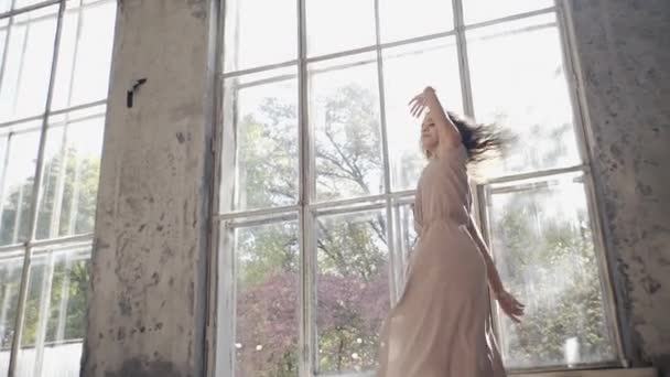 Mujer Con Pelo Largo Bailando Danza Moderna Estilo Libre Contemporáneo — Vídeos de Stock