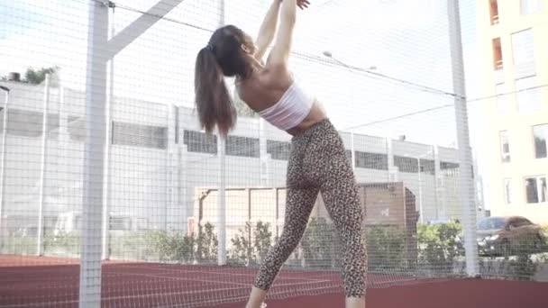Beautiful Girl Gymnast Shows Gymnastic Tricks Fitness Workout Sports Field — ストック動画