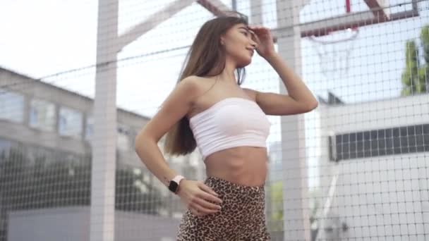 Bella Ragazza Ginnasta Mostra Trucchi Ginnici Allenamento Fitness Sul Campo — Video Stock