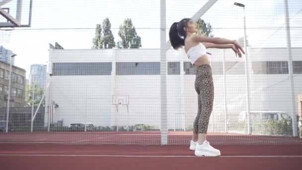 Krásná Dívka Gymnastka Ukazuje Gymnastické Triky Fitness Cvičení Sportovním Hřišti — Stock video