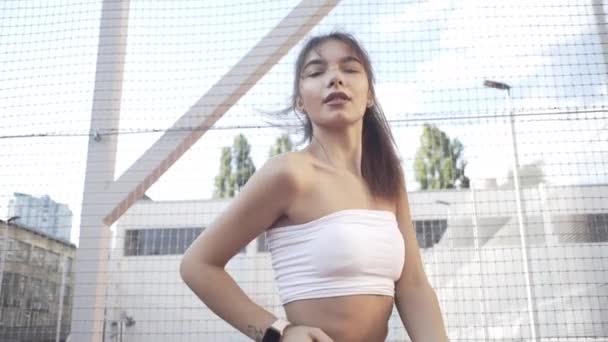 Menina Bonita Ginasta Mostra Truques Ginástica Treino Fitness Campo Esportes — Vídeo de Stock