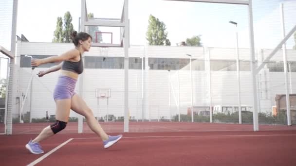 Hermosa Chica Gimnasta Muestra Trucos Gimnasia Ejercicio Fitness Campo Deportes — Vídeos de Stock