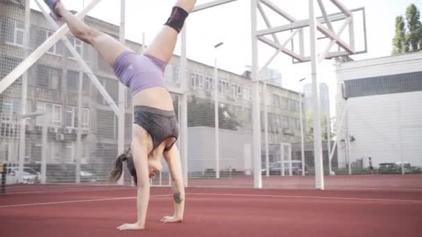 Beautiful Girl Gymnast Shows Gymnastic Tricks Fitness Workout Sports Field — Stockvideo