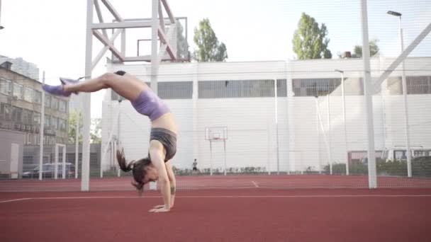 Hermosa Chica Gimnasta Muestra Trucos Gimnasia Ejercicio Fitness Campo Deportes — Vídeos de Stock