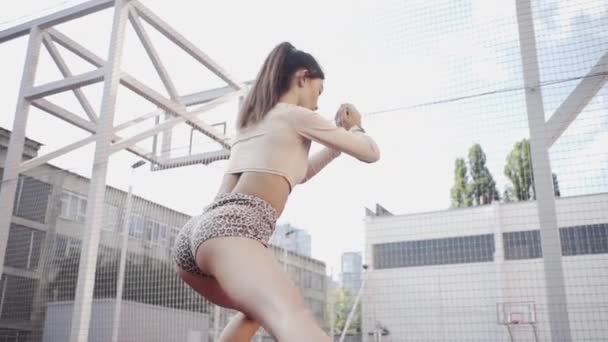 Красива Дівчина Гімнастка Показує Гімнастичні Трюки Фітнес Тренування Спортивному Полі — стокове відео