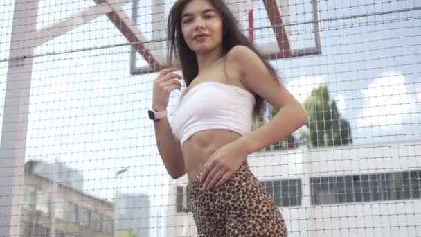 Hermosa Chica Gimnasta Muestra Trucos Gimnasia Ejercicio Fitness Campo Deportes — Vídeos de Stock