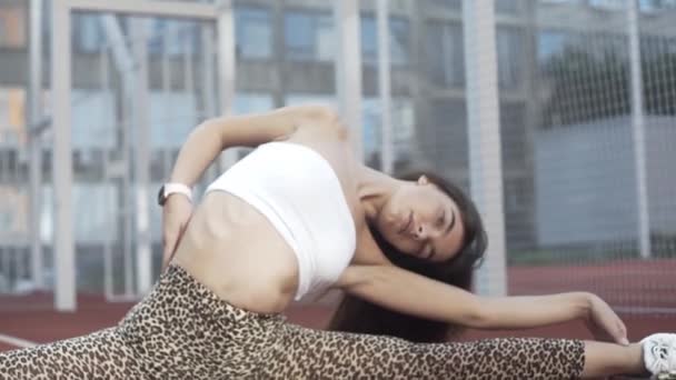 Красива Дівчина Гімнастка Показує Гімнастичні Трюки Фітнес Тренування Спортивному Полі — стокове відео