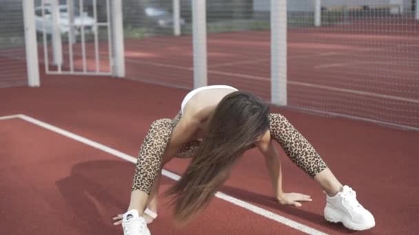 Piękna Dziewczyna Gimnastyczka Pokazuje Gimnastyczne Sztuczki Trening Fitness Boisku Sportowym — Wideo stockowe