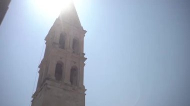 Antik İtalya şehrinin sokaklarında, bir adam adadaki eski şehirlerden geçiyor.
