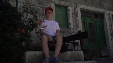 Antik İtalya şehrinin sokaklarında, bir adam adadaki eski şehirlerden geçiyor.