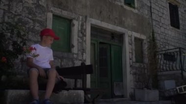 Antik İtalya şehrinin sokaklarında, bir adam adadaki eski şehirlerden geçiyor.