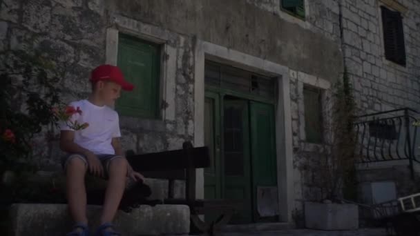 イタリアの古代都市の通り 男は島の古い都市を旅する — ストック動画