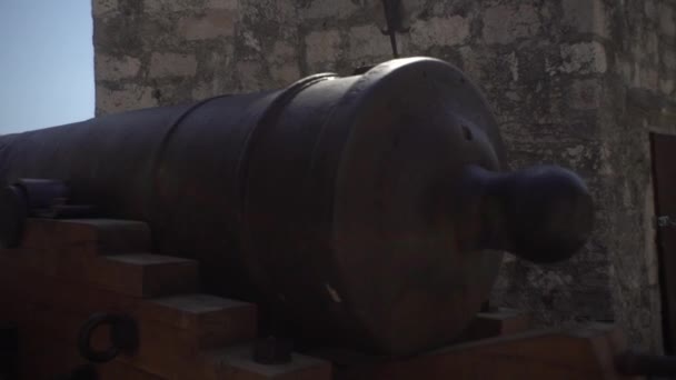Старая Пушка Ядрами Старом Форде Охраняет Порт Пиратов — стоковое видео