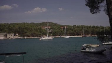 Akdeniz 'de iki yelkenli bir yat, limanda çağrılar, bir yatla seyahat, Hırvatistan ve İtalya adalarında yelken açmak.