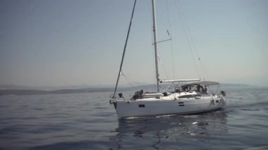Akdeniz 'de iki yelkenli bir yat, limanda çağrılar, bir yatla seyahat, Hırvatistan ve İtalya adalarında yelken açmak.