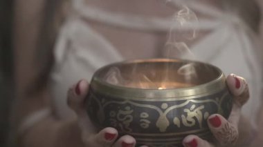 Bir kız Hindistan 'ın ıssız bölgelerinde yürüyor, ormanda yürüyor, kutsal ateşi taşıyor, deniz kıyısında yürüyor.