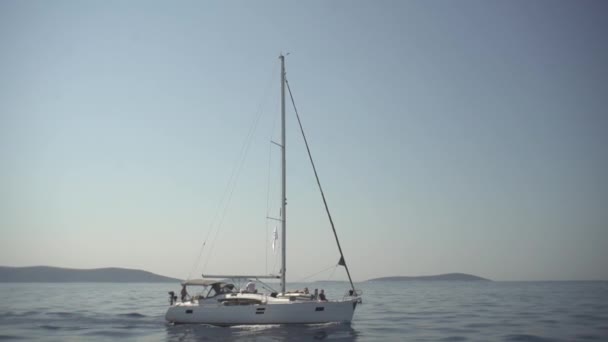 Akdeniz Iki Yelkenli Bir Yat Limanda Çağrılar Bir Yatla Seyahat — Stok video