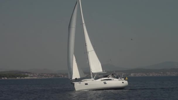 Zwei Segel Jacht Die Mittelmeer Segelt Den Hafen Anläuft Mit — Stockvideo
