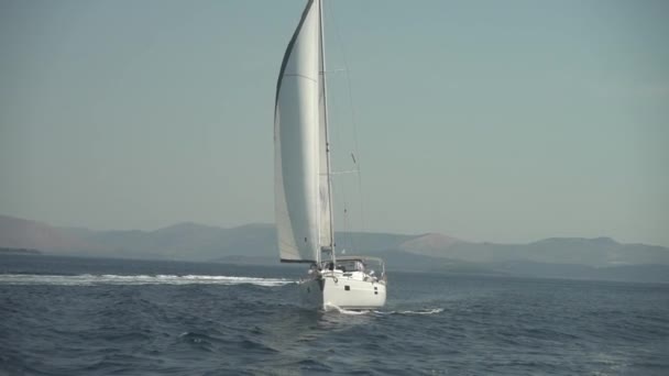 Zwei Segel Jacht Die Mittelmeer Segelt Den Hafen Anläuft Mit — Stockvideo