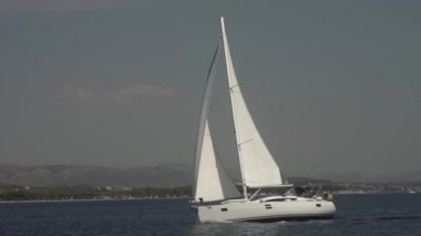 Akdeniz 'de iki yelkenli bir yat, limanda çağrılar, bir yatla seyahat, Hırvatistan ve İtalya adalarında yelken açmak.