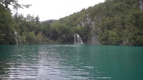 Klare Seen Blauer See Klares Wasser Gut Sichtbare Fische Wasserfall — Stockvideo