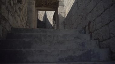 Antik İtalya şehrinin sokaklarında, bir adam adadaki eski şehirlerden geçiyor.