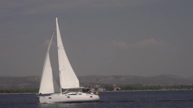 Akdeniz 'de iki yelkenli bir yat, limanda çağrılar, bir yatla seyahat, Hırvatistan ve İtalya adalarında yelken açmak.