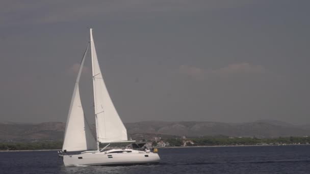 Kétvitorlás Jacht Vitorlázás Földközi Tengeren Hívások Kikötőben Utazás Egy Jachton — Stock videók